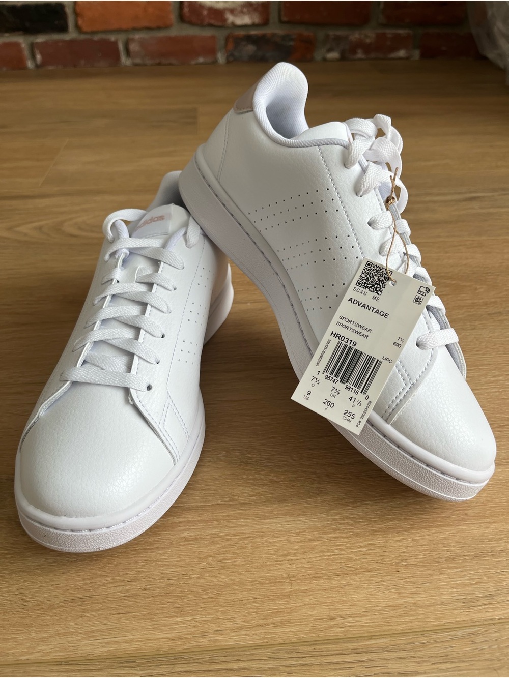 NWT NIB NEW Women’s Adidas Advantage HR0319  White Sneakers